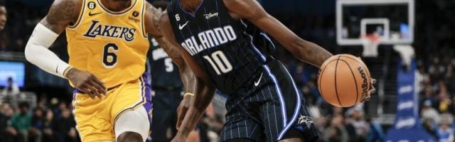 团结的湖人克服高度劣势，集体力量助他们结束连败